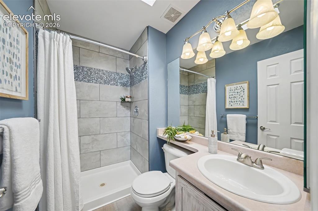 Image 14 of 31: Bathroom