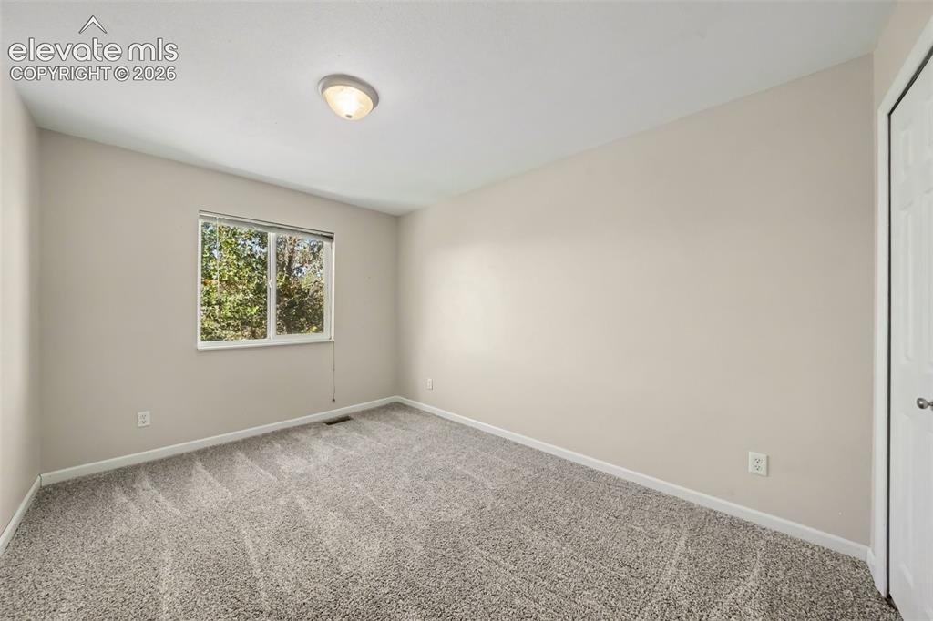 Image 16 of 31: Bedroom