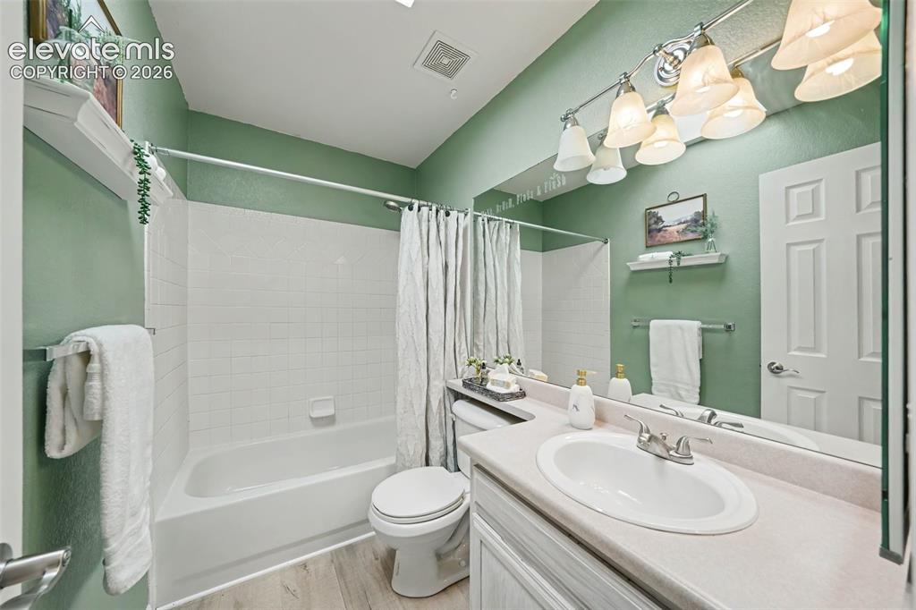 Image 19 of 31: Bathroom