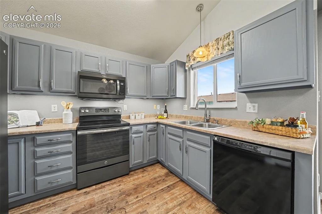 Image 4 of 31: Kitchen