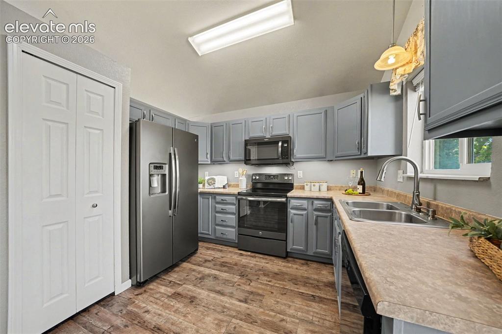 Image 5 of 31: Kitchen