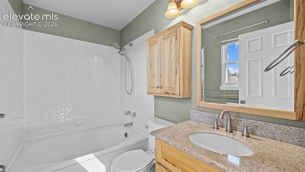 Image 19 of 35: Bathroom