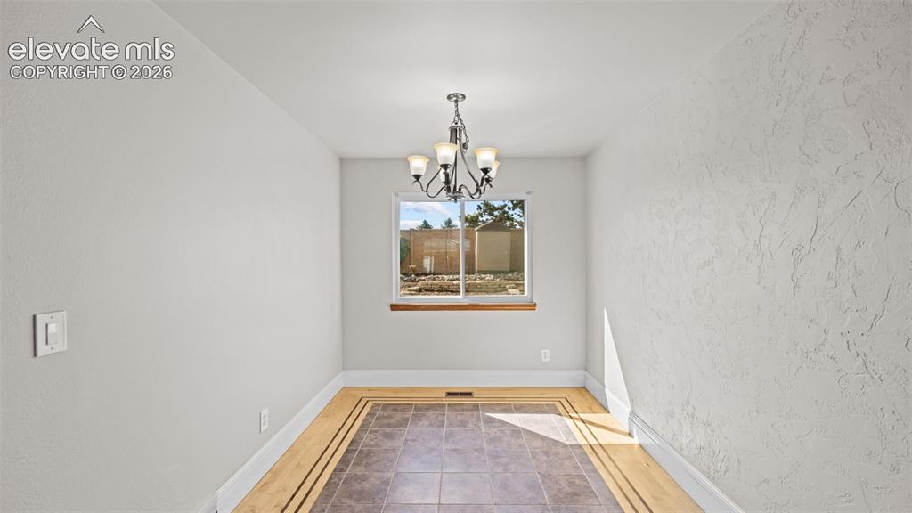 Image 7 of 35: Dining Area