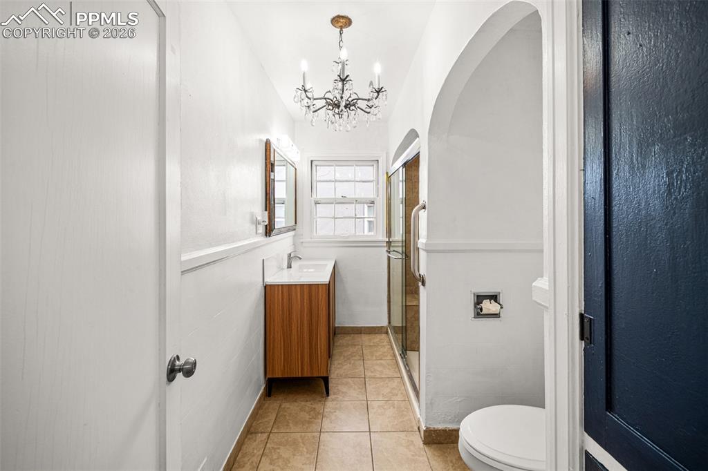 Image 16 of 37: Bathroom