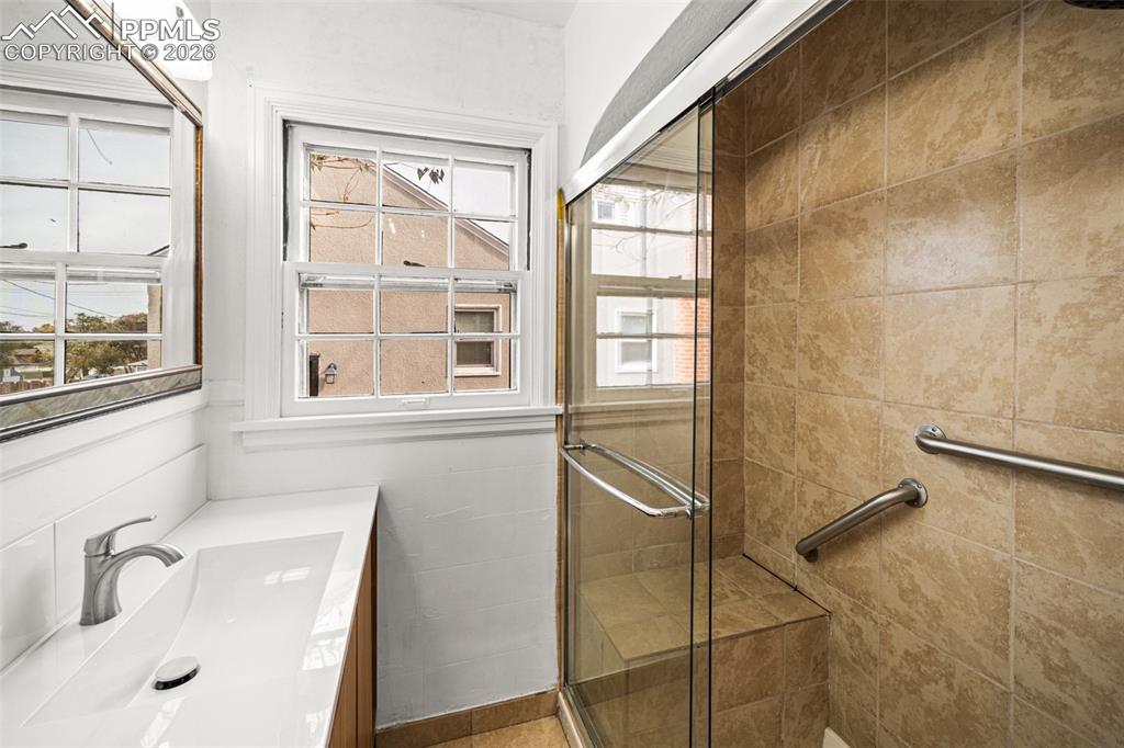 Image 17 of 37: Bathroom