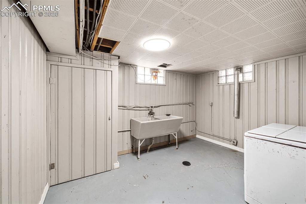 Image 23 of 37: Laundry