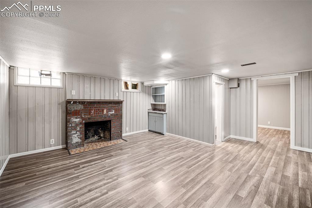 Image 25 of 37: Living Room