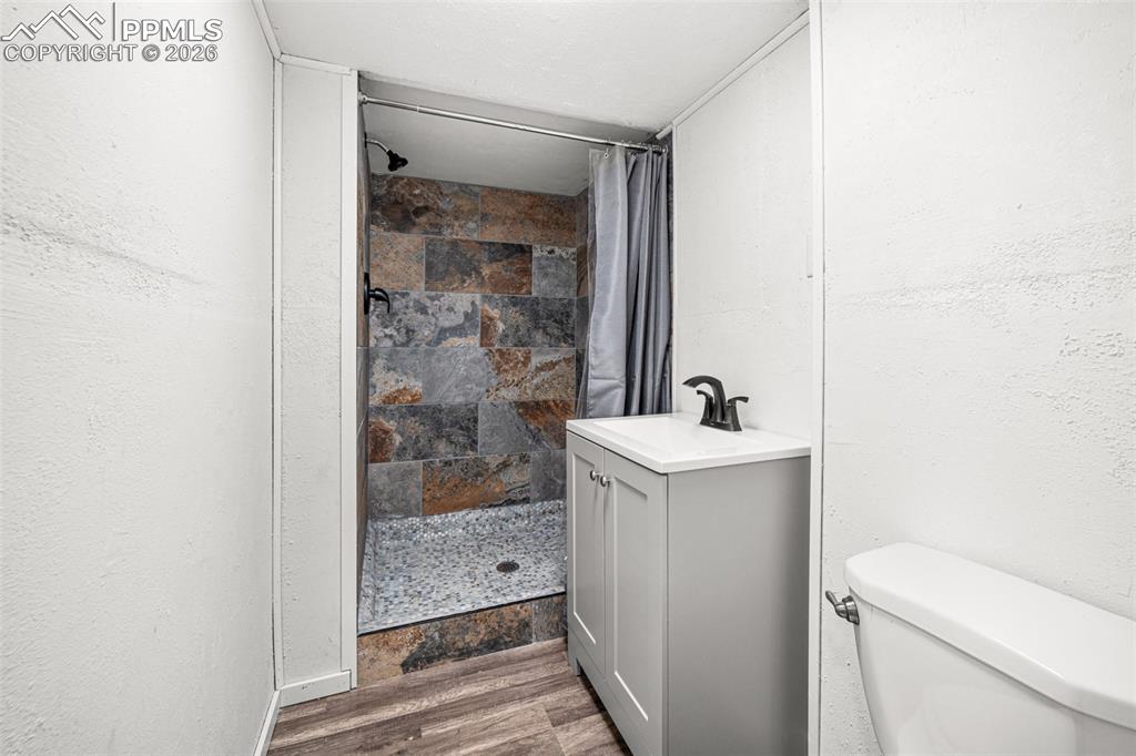 Image 27 of 37: Bathroom