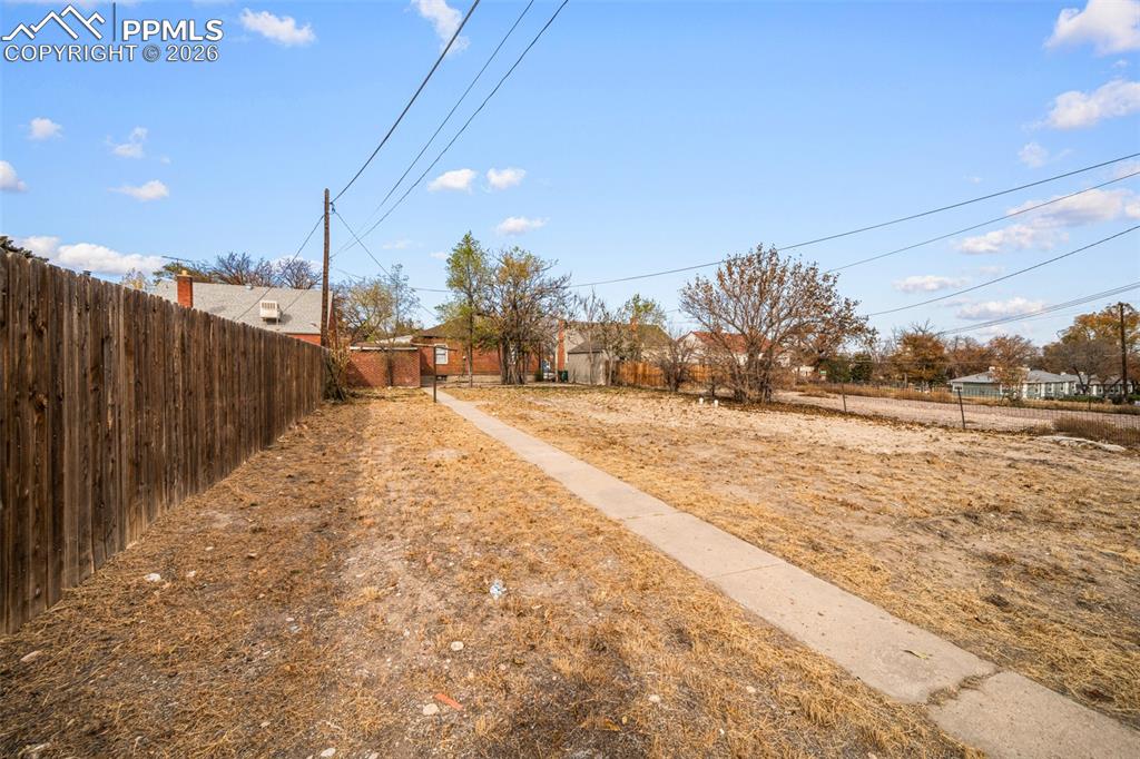 Image 33 of 37: Yard