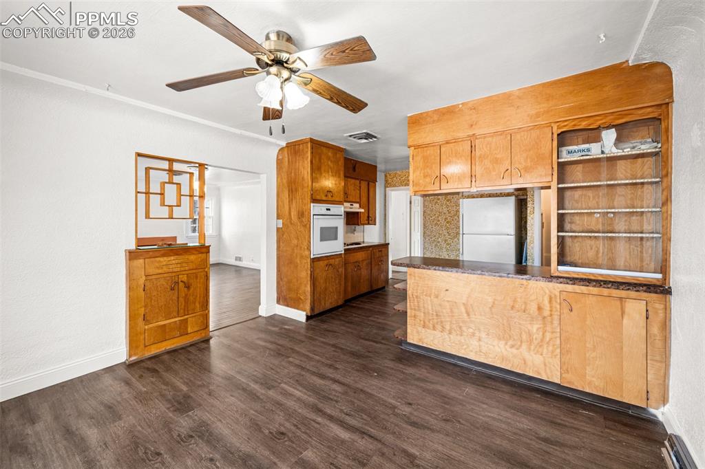 Image 7 of 37: Kitchen