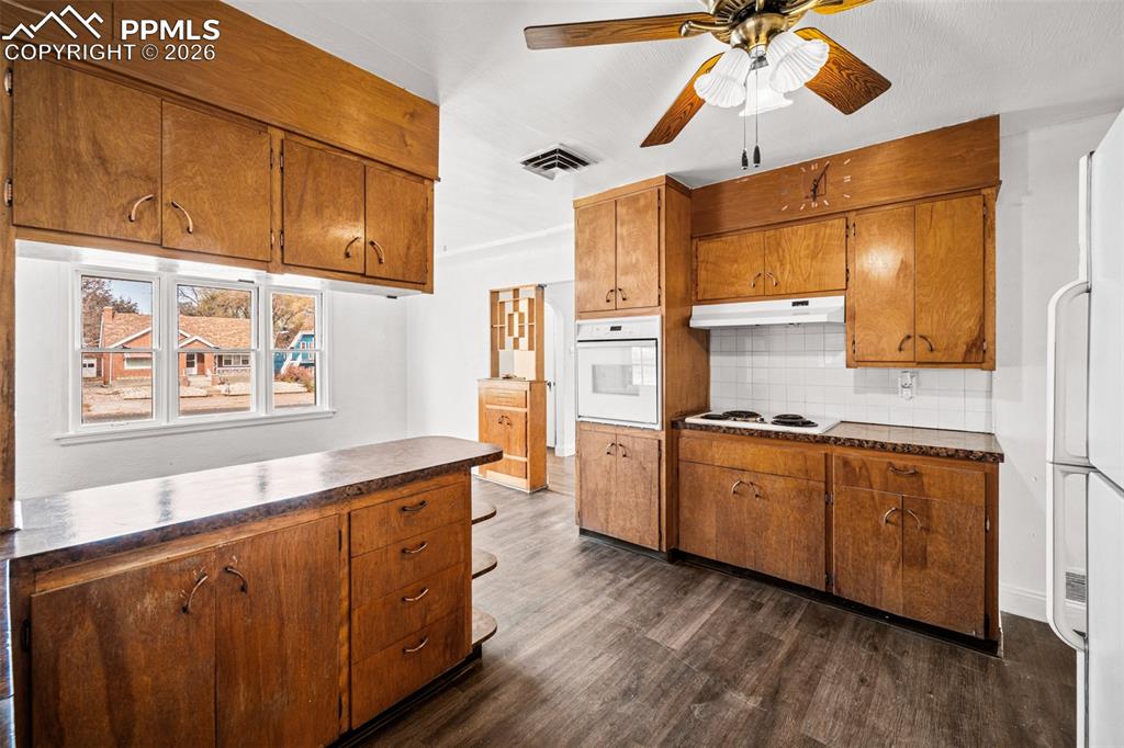 Image 9 of 37: Kitchen