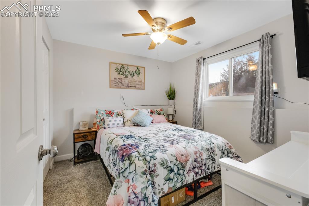 Image 16 of 31: Bedroom