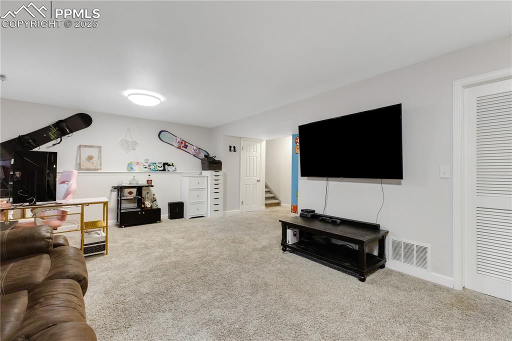 Image 19 of 31: Living Room