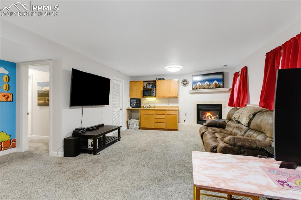 Image 21 of 31: Living Room