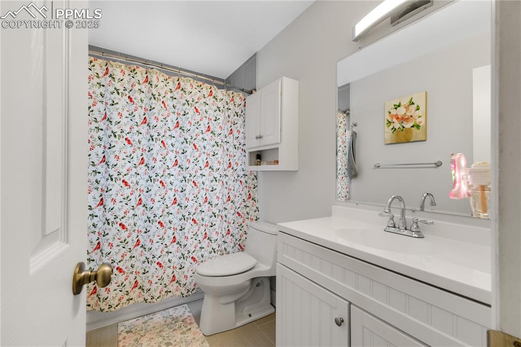 Image 24 of 31: Bathroom