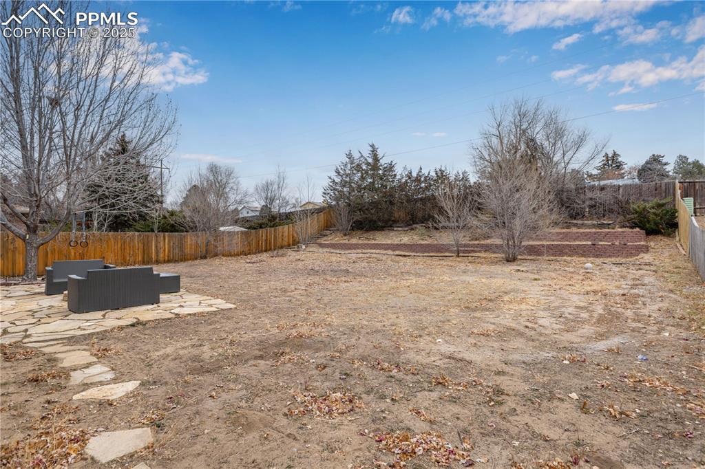 Image 28 of 31: Yard