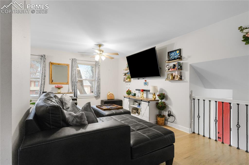 Image 6 of 31: Living Room