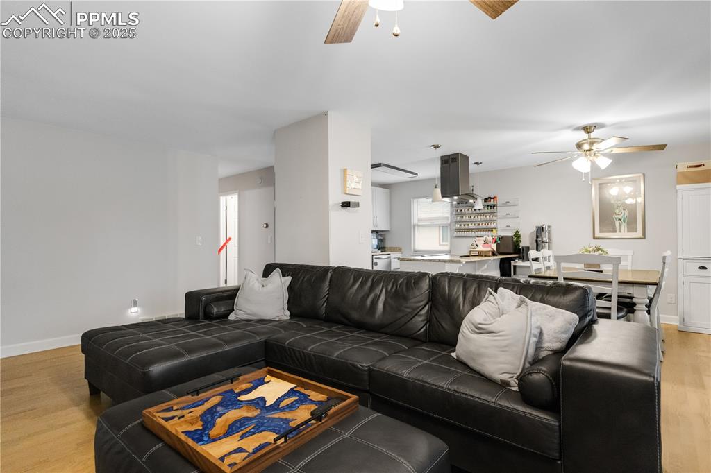 Image 7 of 31: Living Room