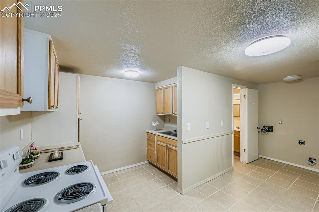 Image 15 of 25: Basement Kithchen