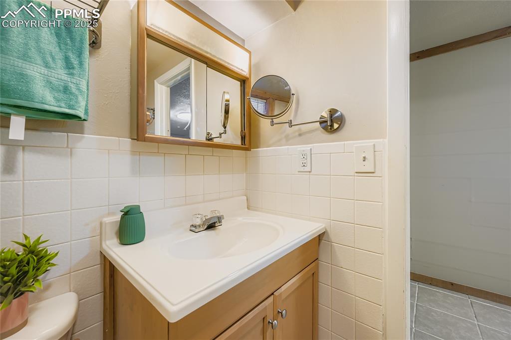 Image 16 of 25: Basement Bathroom