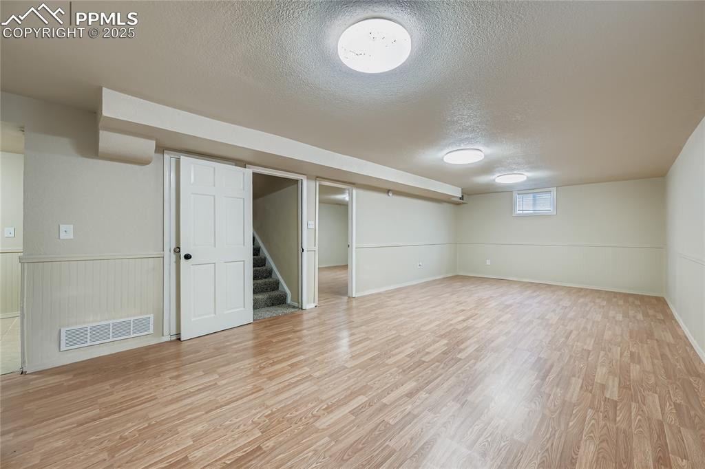 Image 17 of 25: Basement Living room 