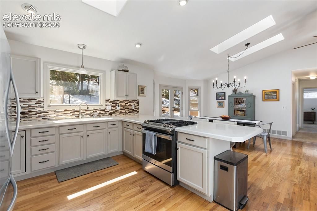 Image 8 of 22: Kitchen