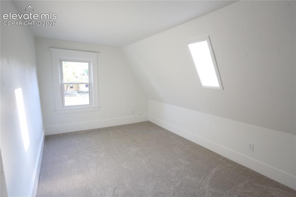 Image 11 of 14: Bedroom