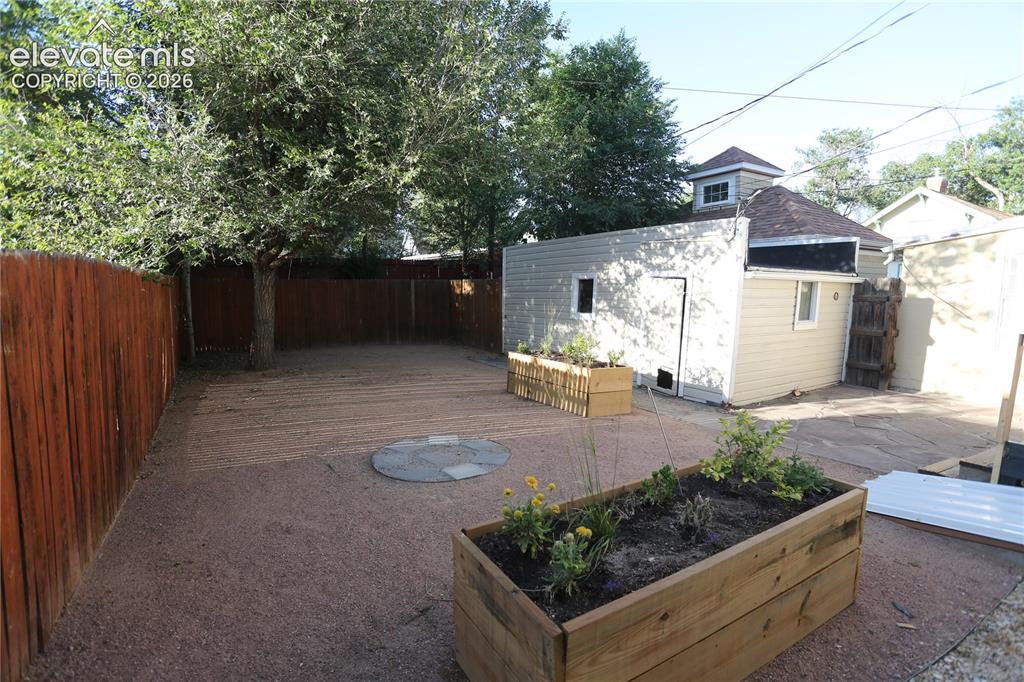Image 13 of 14: Yard