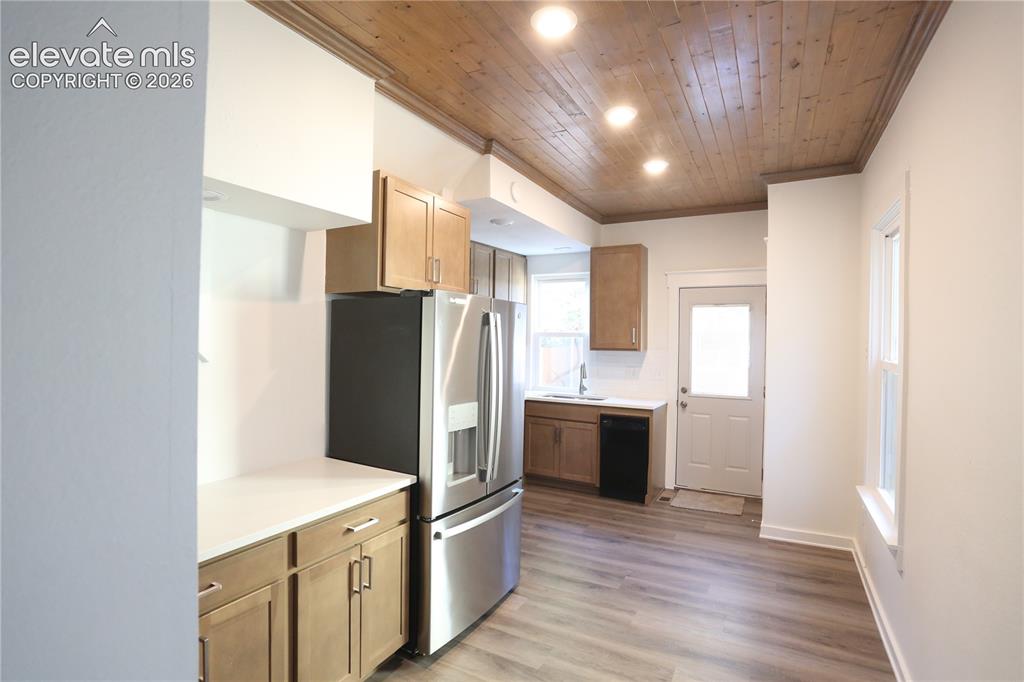 Image 4 of 14: Kitchen