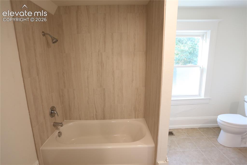 Image 9 of 14: Bathroom