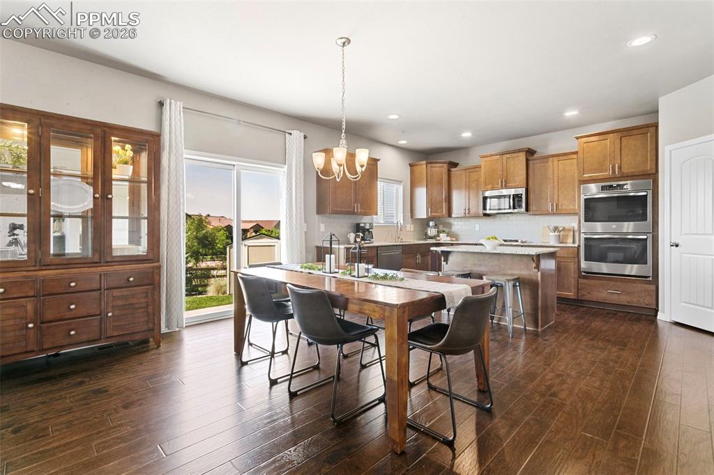 Image 14 of 47: Dining Area