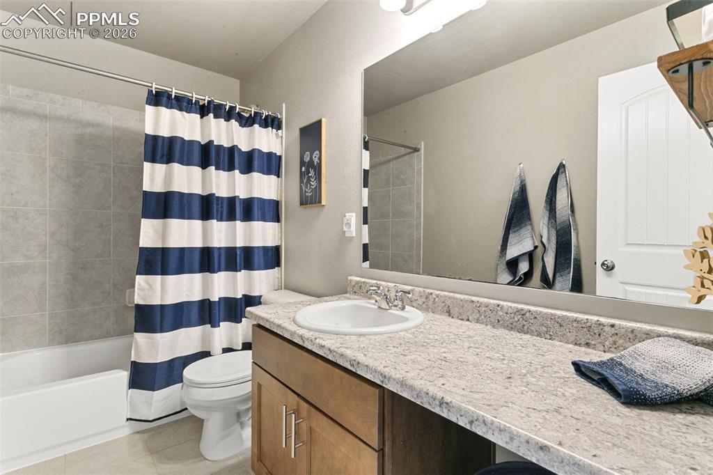 Image 35 of 47: Upstairs Bathroom