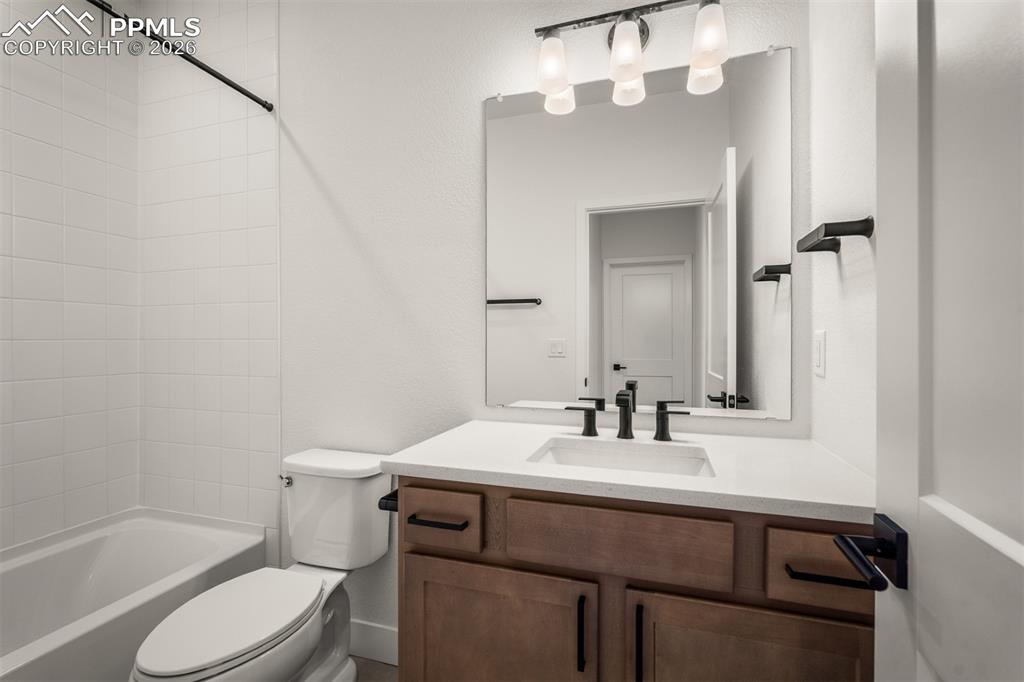 Image 10 of 13: Bathroom