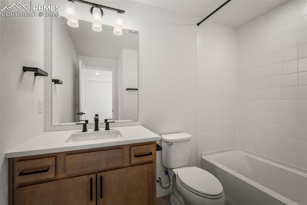 Image 12 of 13: Bathroom