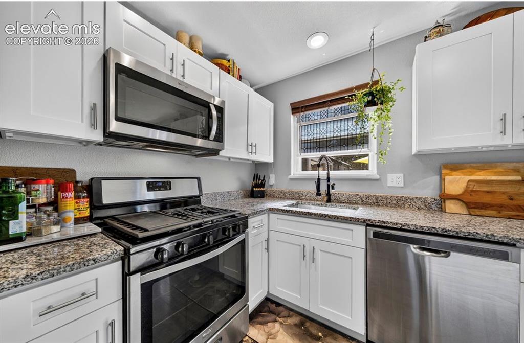 Image 10 of 32: Kitchen