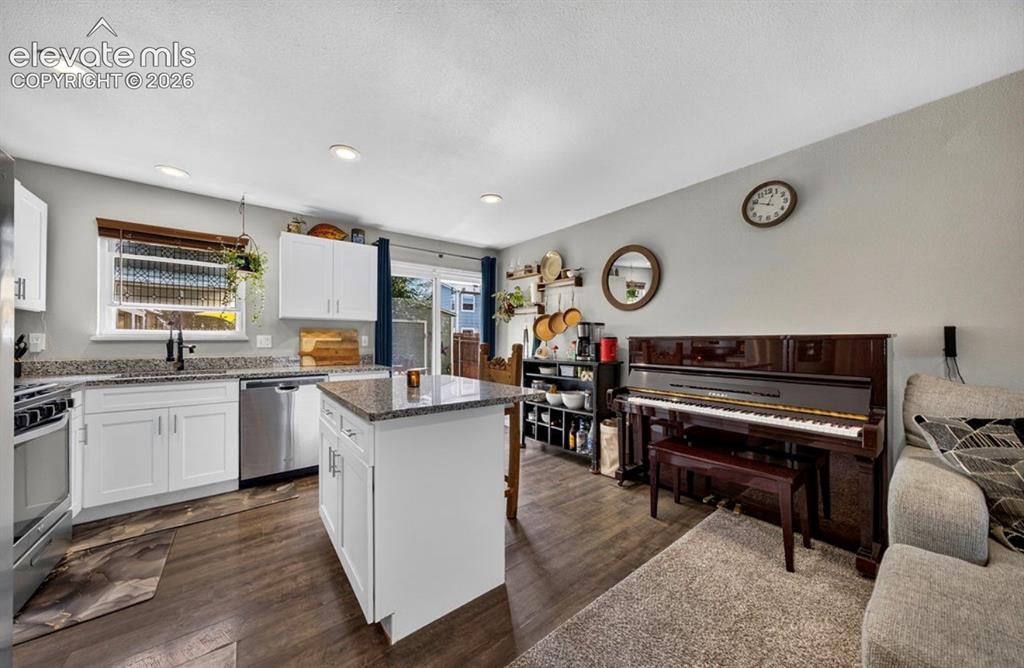 Image 11 of 32: Kitchen