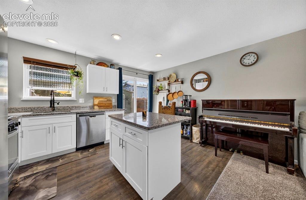 Image 12 of 32: Kitchen