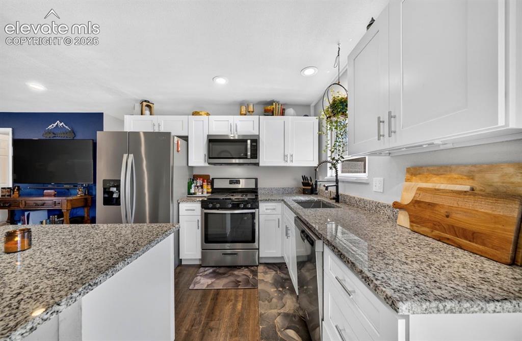 Image 13 of 32: Kitchen