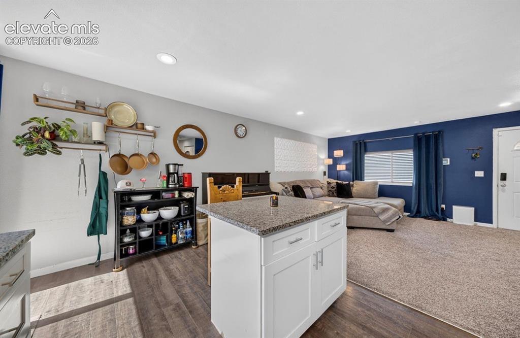 Image 15 of 32: Kitchen