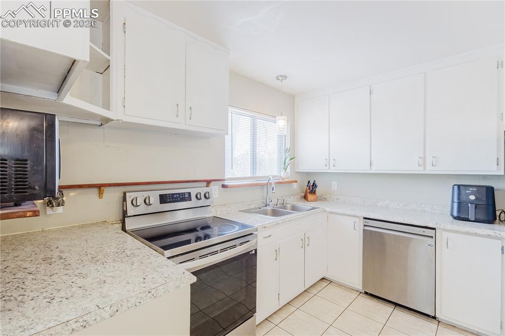 Image 11 of 46: Kitchen