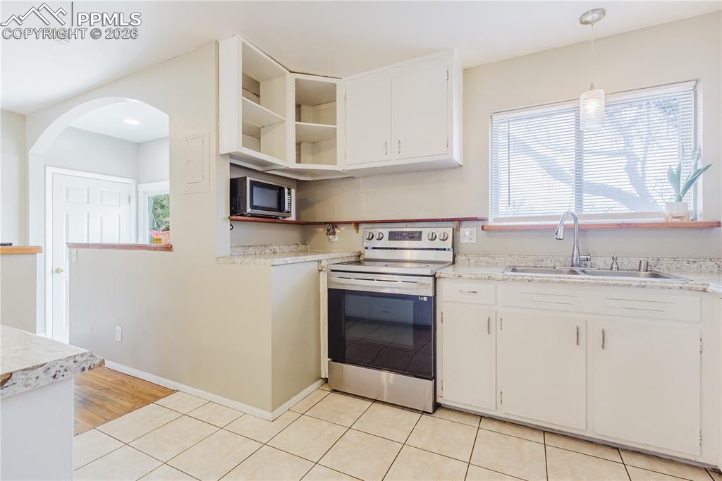 Image 12 of 46: Kitchen