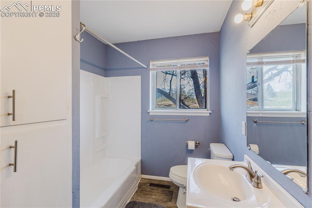 Image 17 of 46: Bathroom