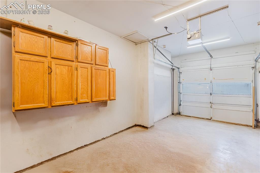 Image 35 of 46: Garage