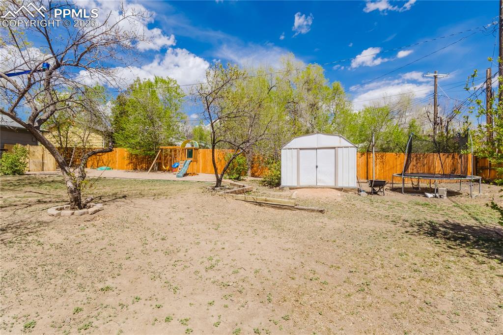 Image 40 of 46: Yard