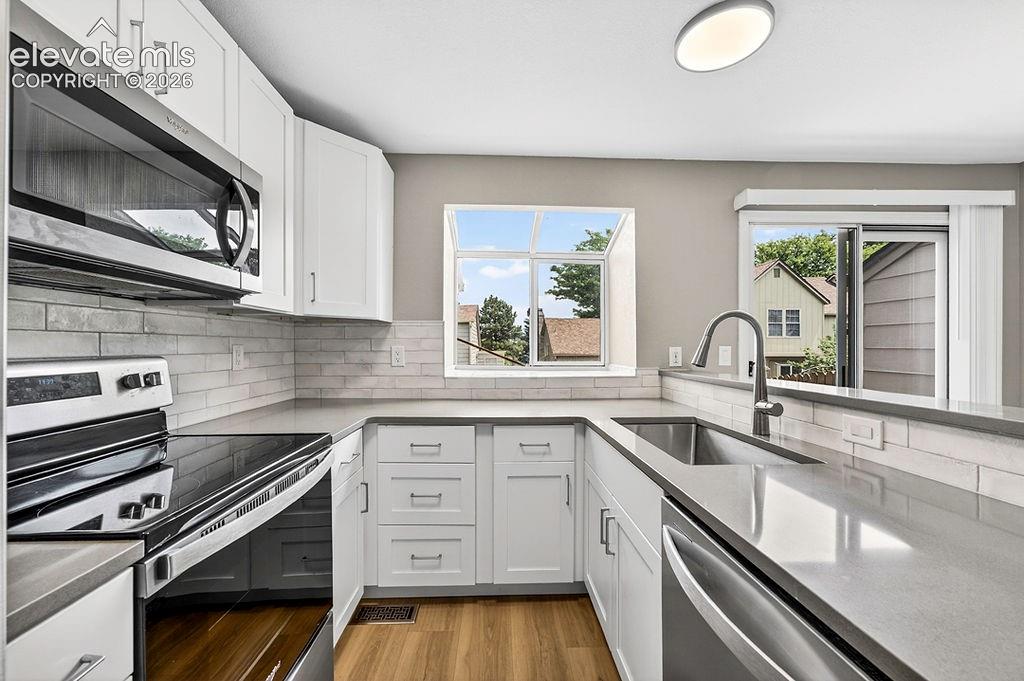 Image 10 of 39: Kitchen