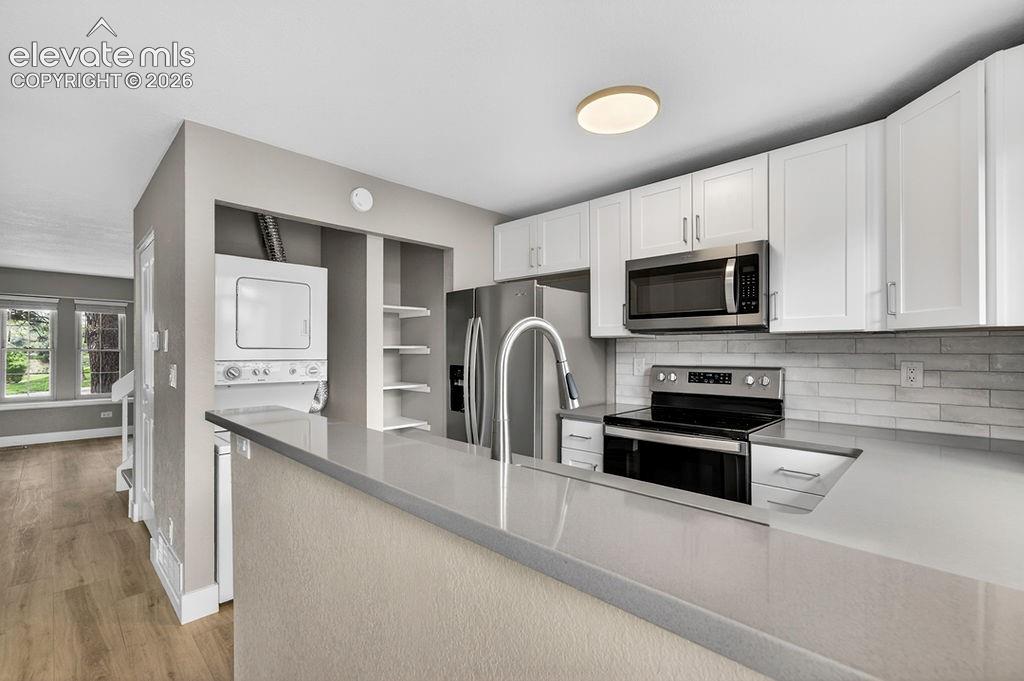 Image 13 of 39: Kitchen