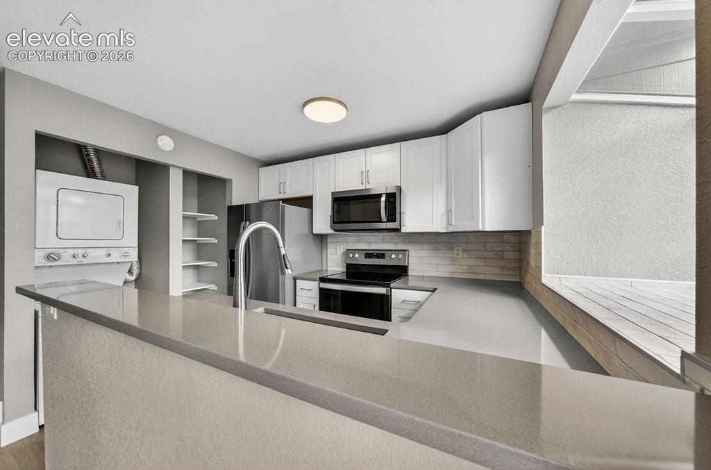 Image 14 of 39: Kitchen