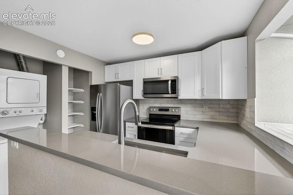 Image 15 of 39: Kitchen