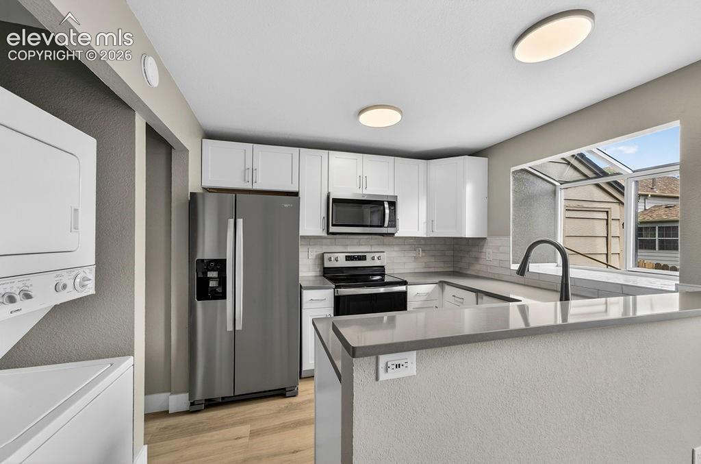 Image 17 of 39: Kitchen