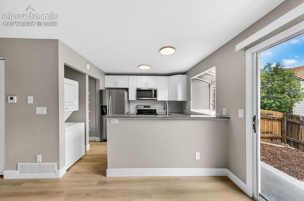 Image 18 of 39: Kitchen
